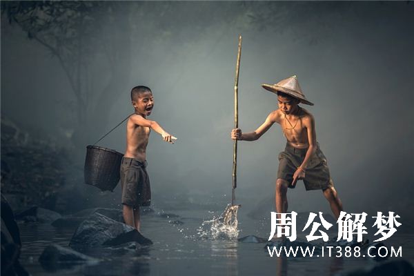 梦见捡鱼是什么意思 梦见捡鱼是什么意思