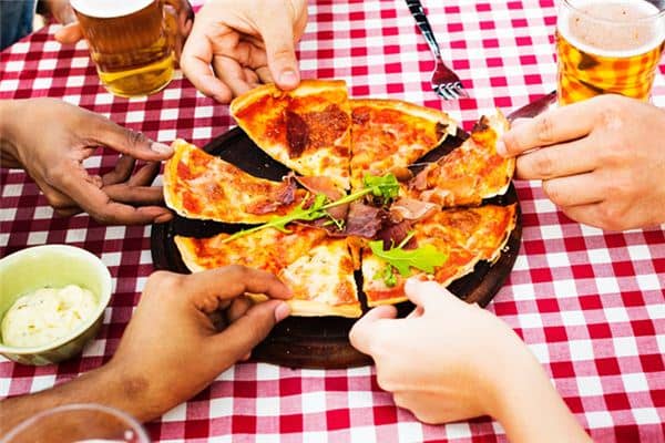 梦见很多人吃饭 梦见很多人吃饭