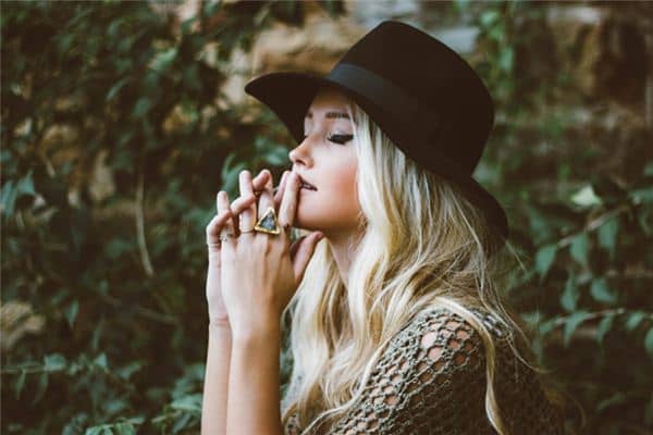 梦见戴黑帽子是什么意思 梦见戴黑帽子是什么意思