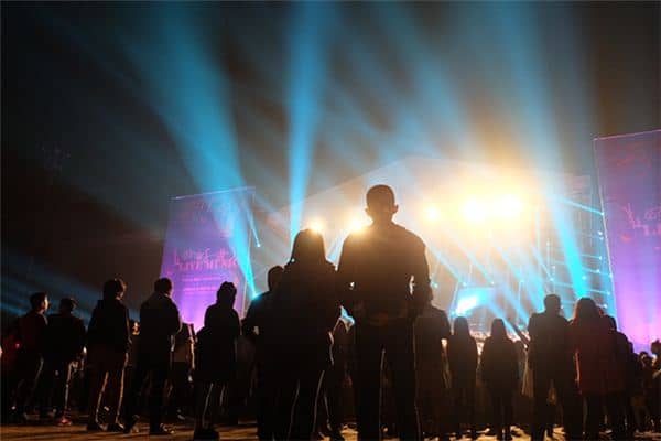 梦见看演出是什么意思 梦见看演出是什么意思