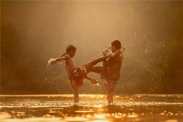 梦见被踢是什么意思 梦见被踢是什么意思