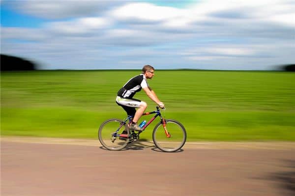 骑自行车下坡