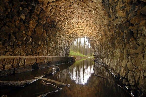 梦见爬下水道是什么意思 梦见爬下水道是什么意思