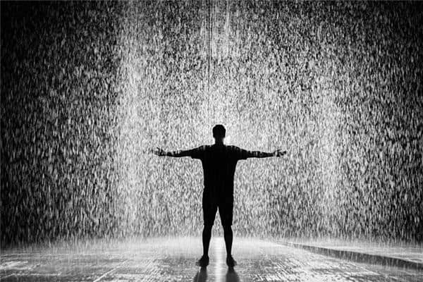 梦见淋雨是什么意思 梦见淋雨是什么意思