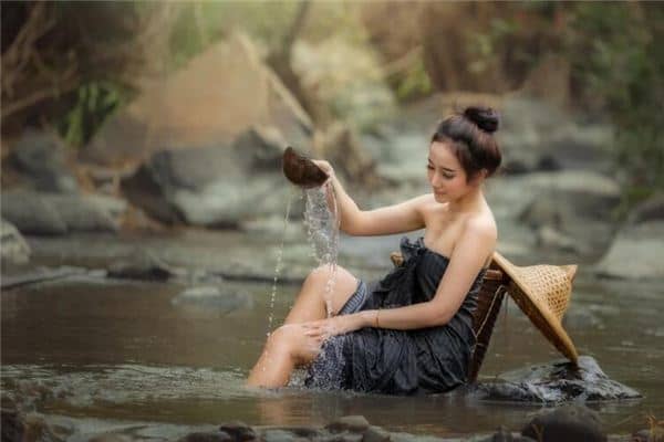 梦见女人洗澡是什么意思 梦见女人洗澡是什么意思