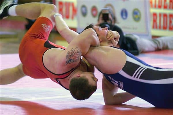 梦见摔跤是什么意思 梦见摔跤是什么意思