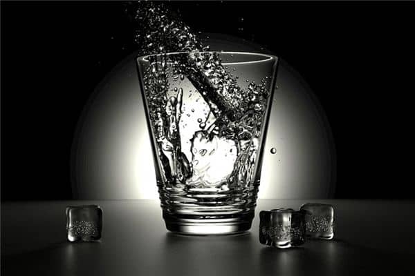 梦见倒水是什么意思 梦见倒水是什么意思