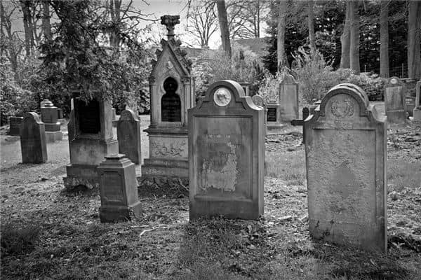 梦见墓场是什么意思 梦见墓场是什么意思