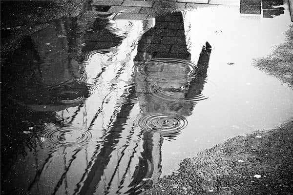 梦见水坑是什么意思 梦见水坑是什么意思