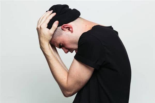 梦见双手抱头是什么意思 梦见双手抱头是什么意思