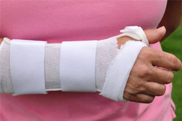 梦见手腕开刀是什么意思 梦见手腕开刀是什么意思