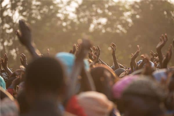 梦见一群人是什么意思 梦见一群人是什么意思