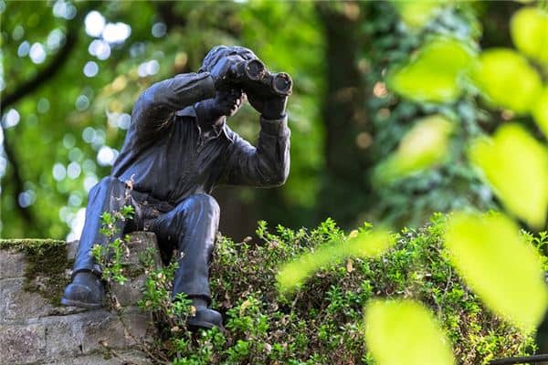 梦见盯梢是什么意思 梦见盯梢是什么意思