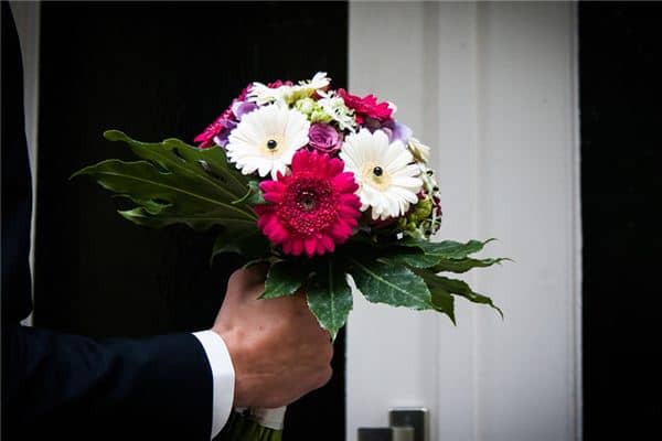 梦见送花是什么意思 梦见送花是什么意思