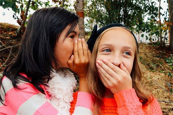 梦见喃哺细语是什么意思 梦见喃哺细语是什么意思