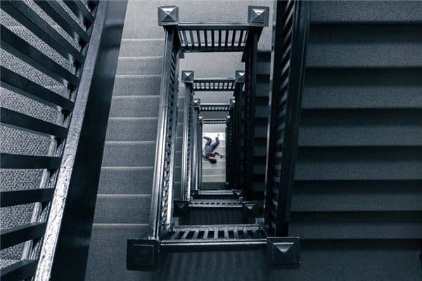 梦见掉下楼是什么意思 梦见掉下楼是什么意思