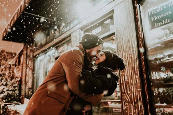 梦见抱女人是什么意思 梦见抱女人是什么意思