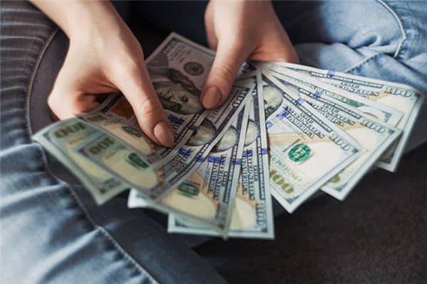 梦见捡到假钱是什么意思 梦见捡到假钱是什么意思