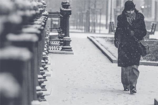 梦见屋下走过是什么意思 梦见屋下走过是什么意思