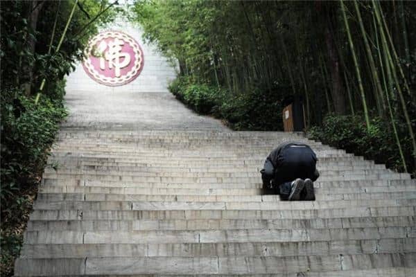 梦见一直叩头是什么意思 梦见一直叩头是什么意思