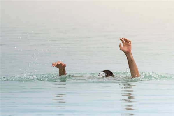 梦见落入水中是什么意思 梦见落入水中是什么意思