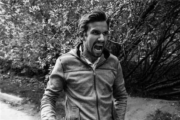 梦见生气抓狂是什么意思 梦见生气抓狂是什么意思