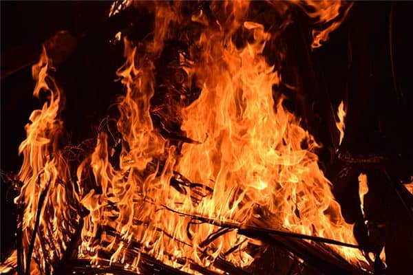 梦见掉入火中是什么意思 梦见掉入火中是什么意思