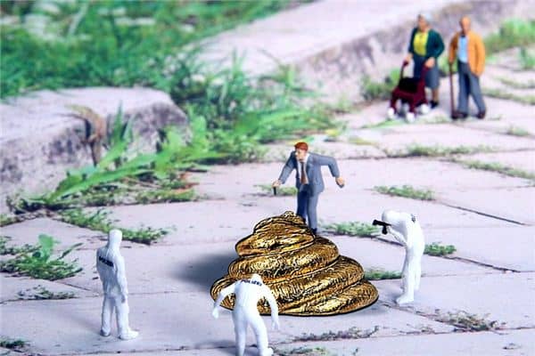 梦见屎沾身是什么意思 梦见屎沾身是什么意思