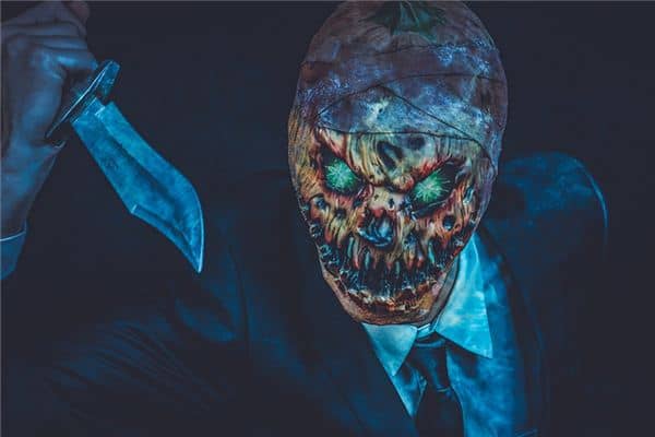 梦见别人拿刀是什么意思 梦见别人拿刀是什么意思