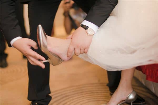梦见穿鞋子是什么意思 梦见穿鞋子是什么意思