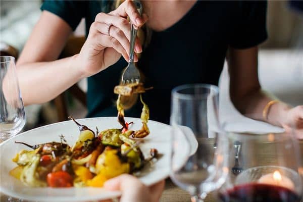 梦见吃东西是什么意思 梦见吃东西是什么意思