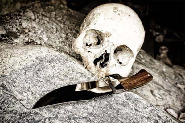 梦见头上插刀是什么意思 梦见头上插刀是什么意思