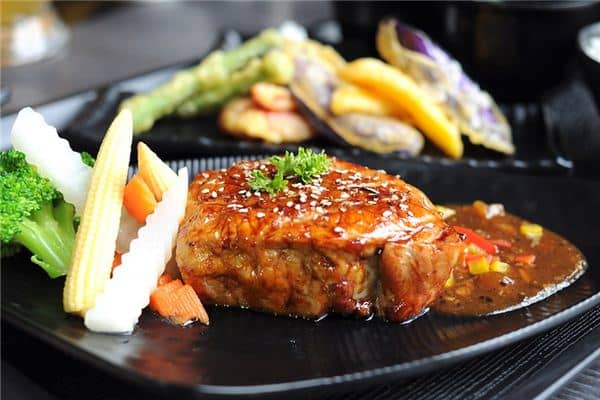 梦见吃西餐是什么意思 梦见吃西餐是什么意思