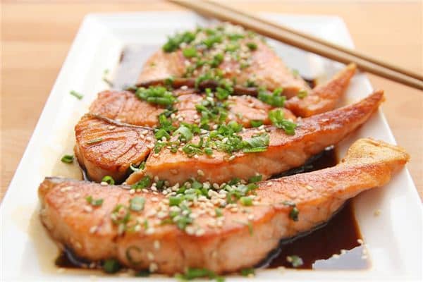 梦见别人吃鱼是什么预兆 梦见别人吃鱼是什么预兆