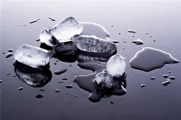 梦见吃冰块是什么意思 梦见吃冰块是什么意思