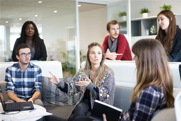 梦见人们说话是什么意思 梦见人们说话是什么意思