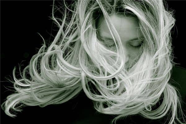 梦见掉了一撮头发是什么意思 梦见掉了一撮头发是什么意思