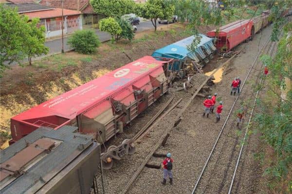 梦见火车翻了是什么意思 梦见火车翻了是什么意思