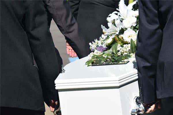 梦见自己抬死人