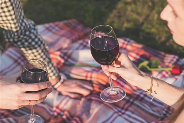 梦见红葡萄酒是什么意思 梦见红葡萄酒是什么意思