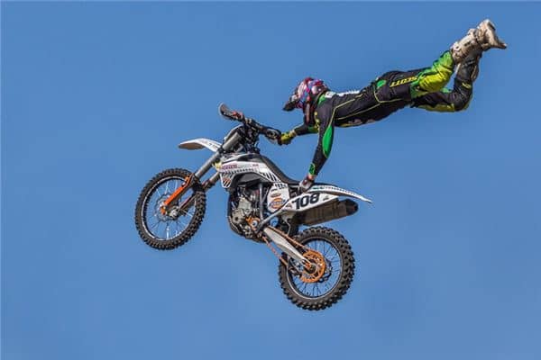 梦见坐飞车是什么意思 梦见坐飞车是什么意思