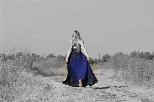 梦见蓝衣服是什么意思 梦见蓝衣服是什么意思