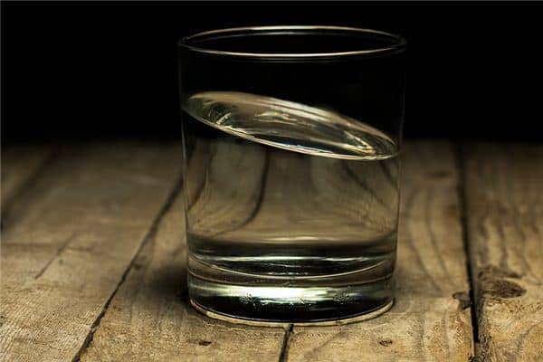 梦见玻璃杯碎了是什么意思 梦见玻璃杯碎了是什么意思