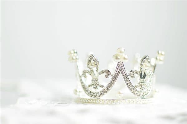 梦见冕状头饰是什么意思 梦见冕状头饰是什么意思