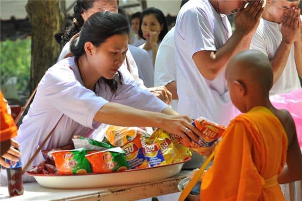 梦见施舍物是什么意思 梦见施舍物是什么意思