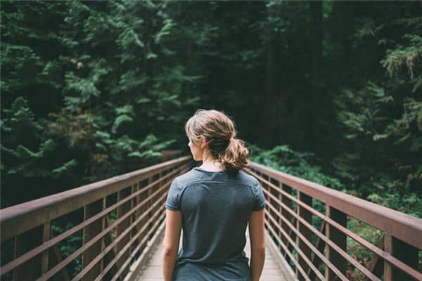 梦见桥上俯看是什么意思 梦见桥上俯看是什么意思