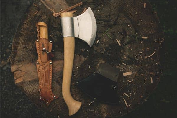 梦见刀斧是什么意思 梦见刀斧是什么意思