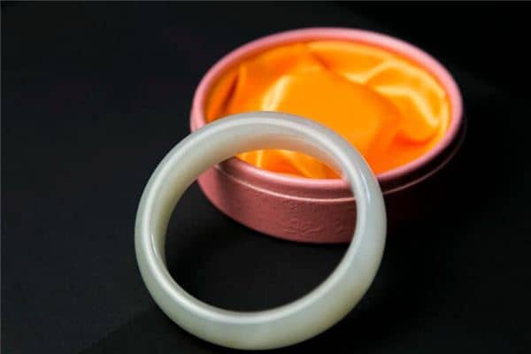 梦见翡翠手镯是什么意思 梦见翡翠手镯是什么意思