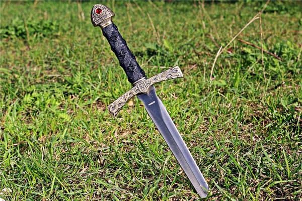 梦见短剑是什么意思 梦见短剑是什么意思