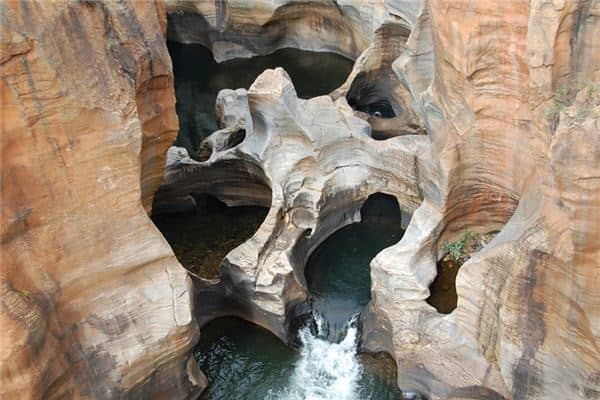 梦见坑洞是什么意思 梦见坑洞是什么意思